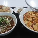 Dourakuen - 麻婆豆腐定食　750円　ミニラーメン、唐揚げがついてボリュームがあります。