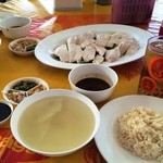 จุ๋มจิ๋มข้าวมันไก่ - カオマンガイ特大皿180バーツ　ご飯一膳10バーツ　ニンニク辛子ショウガソースセット5バーツ