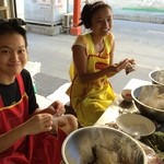 จุ๋มจิ๋มข้าวมันไก่ - テイクアウトのソースを袋詰めするプインちゃん　笑顔０バーツ
