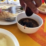 จุ๋มจิ๋มข้าวมันไก่ - 漬けダレにニンニク辛子ショウガのセットを投入(調整は自分で)　秘伝の濃いタレを入れてソースが完成