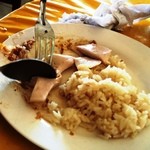 จุ๋มจิ๋มข้าวมันไก่ - タイ人友人による正統的食事作法。左手にソム(フォーク)右手にチョーン(スプーン)。縦にして鶏肉をスプーンで切り分けます。