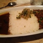 カマル - ビーフと辛口チキンキーマのあいがけ