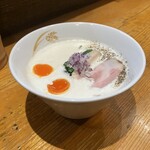 麦の道 すぐれ - 味玉乗せ鶏泡白湯ラーメン