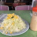 パンプキン - ミニサラダとドレッシング。みんちはサラダをドレッシングで食べるタイプなので、ほぼ全部使っちゃう。