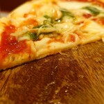 イタリアンダイニングDONA - ピザ断面