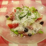 イタリアンダイニングDONA - 生ハムと粉雪チーズのごちそうサラダ