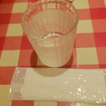 イタリアンダイニングDONA - 水とおしぼり