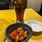 焼肉 まんぷく苑 - 黒烏龍茶とカクテキ