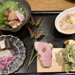 ダイナミックキッチン＆バー 響  - 響のおきまり盛り合わせ　鰤造りりゅうきゅう、里芋含め煮蟹餡掛け、芹と海老のかき揚げ、合鴨ロース、焼き鯖寿司
