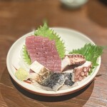 酒まる 寺田町店 - 刺身3種盛り　マグロ　タコ　炙りしめ鯖