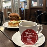 エーエス クラシックス ダイナー - 【期間限定 20th Anniversary Burger】〜12/25
      『APPLE HONEY BACON CHEESE BURGER¥2,200』
      『BLEND COFFEE¥440』