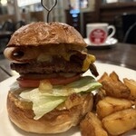 【期間限定 20th Anniversary Burger】〜12/25
          『APPLE HONEY BACON CHEESE BURGER¥2,200』
          『BLEND COFFEE¥440』