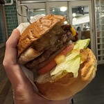 【期間限定 20th Anniversary Burger】〜12/25
          『APPLE HONEY BACON CHEESE BURGER¥2,200』
          『BLEND COFFEE¥440』