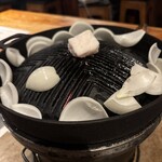 さっぽろジンギスカン千歳 - 初手のビールを頼むと玉ねぎサービス