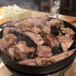 さっぽろジンギスカン千歳 - 店員さんがハサミで切ってくれました。