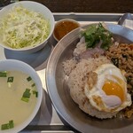 タイ東北モーラム酒店 - ガパオ＆カオマンガイのセットランチ