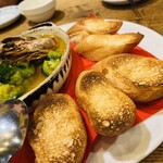 モンナカーノ - 特大のエビが2尾入った一品！