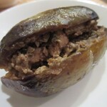 日本ワインバル サンスーシィ - なすのような食感のあけびに、コクのある肉みそが詰まっています。