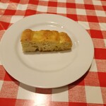 OSTERIA NAKANO - フォカッチャ　オリーブオイル　塩　ハーブ　これだけでも良いツマミになります