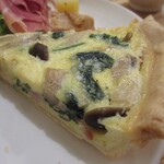 日本ワインバル サンスーシィ - ほうれんそうとしめじとベーコンのキッシュ
