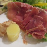 日本ワインバル サンスーシィ - チーズは、熟モッツァレラころ＆カマンベールの味噌漬け。ハモンセラーニ（生ハム）