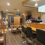 日本ワインバル サンスーシィ - 落ち着く店内