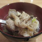 日本ワインバル サンスーシィ - まいたけ、しめじ、えのきだけなどと鶏肉、もちもちのすいとん
