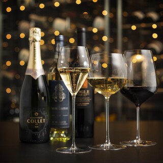 プレミアムウイスキーは充実の品揃え。約80種のワインもご用意