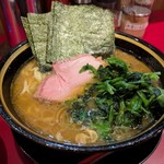 家系ラーメン 稲葉家 - ラーメン(ほうれん草増し)