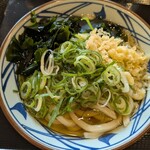丸亀製麺 - かけうどん、ネギ、わかめ、天かすを乗せました