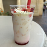カスバ・フードコート - 「スペシャルラッシー（ストロベリー＆ホワイトチョコ） 」