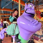 カスバ・フードコート - ジーニーに乗れて、嬉しそうなミニザウルス♡