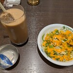 インド料理 ガンジス川  SUNAMO店 - 最初にサラダとドリンクの提供