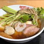 #新宿地下ラーメン - 「草」感が強い「根セリ」。思ったよりクセはなく、柔らかかった。