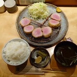 tonkatsu.jp 表参道 - シュベービッシュハル(左の4切れ)とどろぶた(右の2切れ)