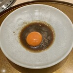 新宿 うしみつ - すき焼きのタレ　　　　　　　　　　　　　　　　　マッシュルームが入った特製のタレに、すき焼きだれの卵は日光の“金の卵”。