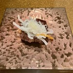 新宿 うしみつ - 厳選タンをセンナムルとグレープフルーツの果肉と一緒に