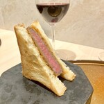 新宿 うしみつ - このワインと厳選ヒレ肉のブリオッシュカツサンドが絶妙な組み合わせ！