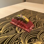 新宿 うしみつ - 〈和牛と本鮪のユッケドッグ　〜とろたく仕立て〜〉新宿店限定