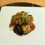 にほんしゅ椿 日本酒BAR - いしる豚肉と茄子の旨辛炒め