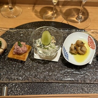 にほんしゅ椿 日本酒BAR - 料理写真:にらたま
とろぱん
シャインマスカットとバジル白和え
ホタテのピリ辛オイル漬け
マロン生ハムロール