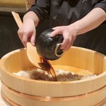 THE SUSHI りょうけん - 目の前でのシャリ切りは赤酢の香りが食欲を掻き立てます