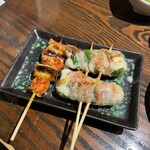 吉祥寺っ子居酒屋 とりとん - ■【焼鳥串】ねぎま ￥132（税込）
                                ■【特製 豚巻串】ピーマンしそチーズ ￥308（税込）