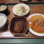 金閣寺 いただき - 日替り、ハンバーグとチキンカツ（チキンがお皿にパンパン）