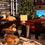 Nineteen Eighty Lounge ＆ Bar  - ツリーをみながら