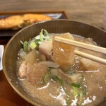 浅川料理店 - 豚汁　大根アップ