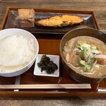 浅川料理店 - 具だくさん豚汁定食【鮭の西京焼き】