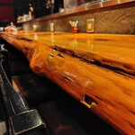 元気屋 - 一枚板のカウンターはカッコいい♪