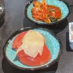 松阪牛一頭買い 大衆焼肉 松阪牛ホルモン - コースの冷やしトマトとキムチ