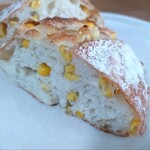 サ・マーシュ - ①コーンとじゃがいものパン(断面)